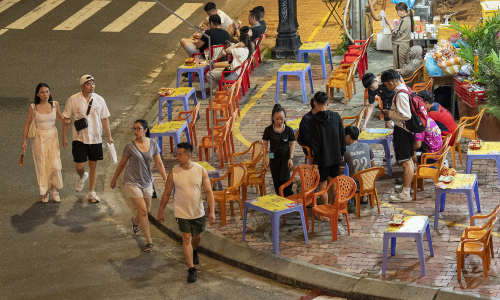 Businesses encroach on sidewalks in Da Nang's tourist streets