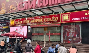 Police present at two Bao Tin Minh Chau gold shops