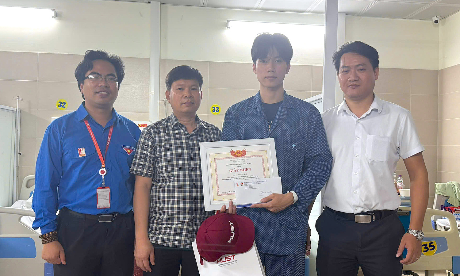 Hanoi University of Science and Technology honors male student for rescuing seven people from a fire