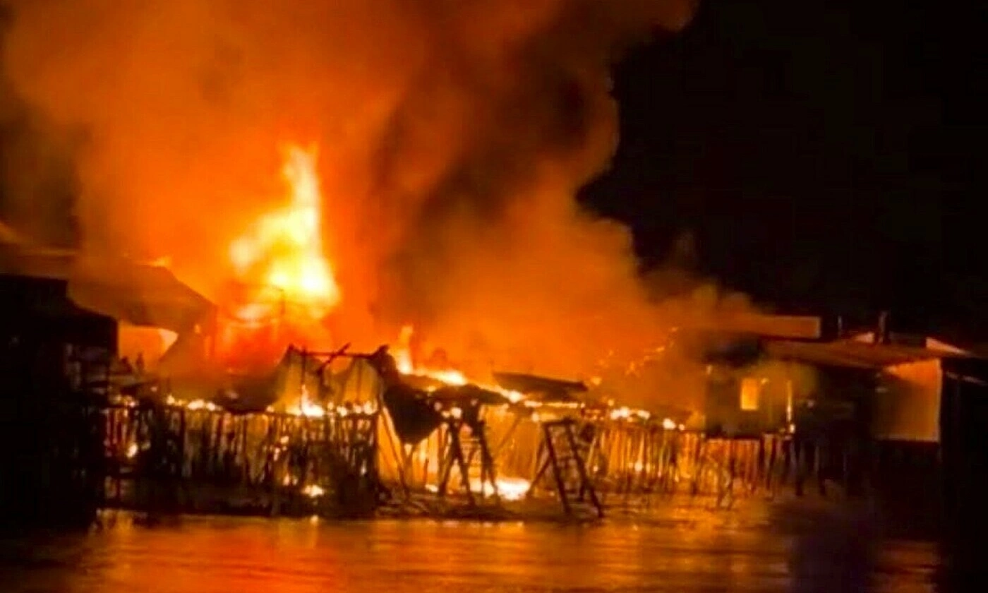 Large fire destroys 13 riverside houses in Ca Mau