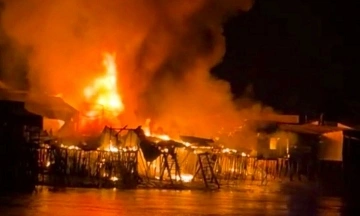 Large fire destroys 13 riverside houses in Ca Mau