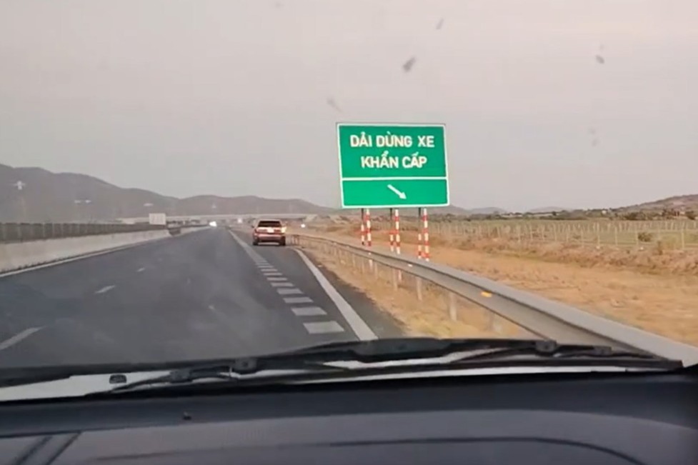 Driver fined 21 million VND for sleeping in car on expressway