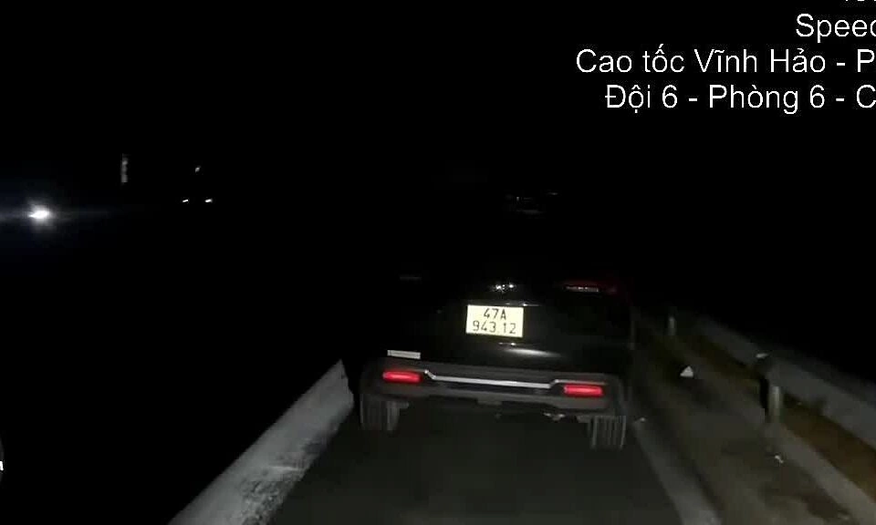 Driver parks on pitch-black highway, sleeps without warning lights