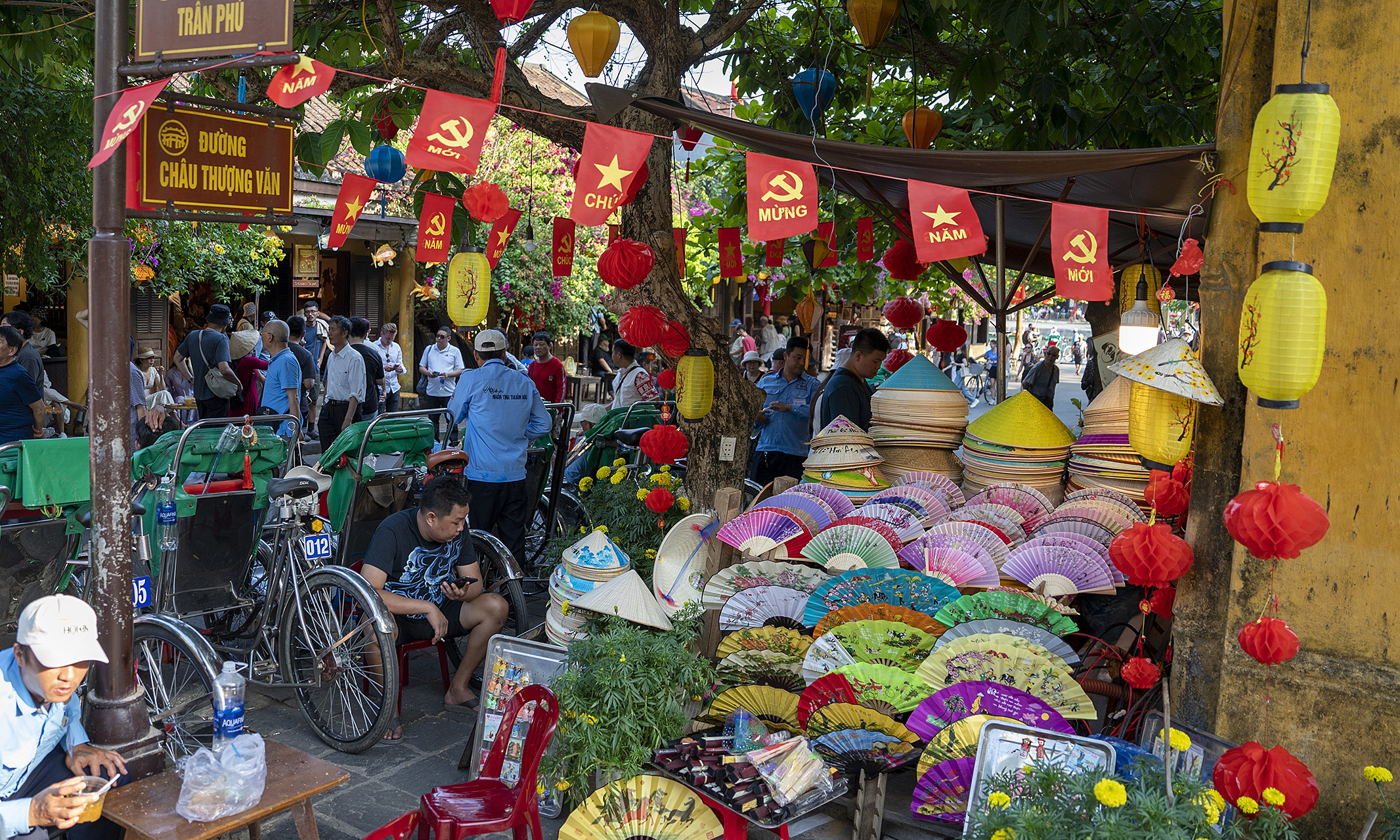 Hoi An ancient town sidewalks face business ban