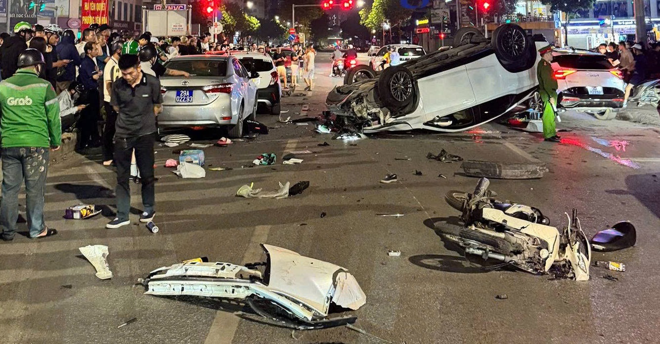 Lexus crashes into multiple vehicles on Hanoi street