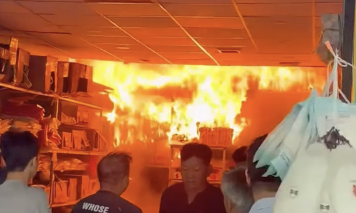 Store ablaze, fire spreads to adjacent building in TP HCM