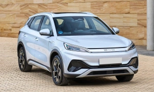 Two Chinese auto giants race to establish overseas dealerships