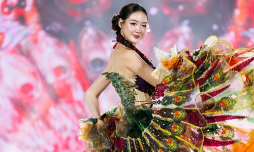 Bao Ngoc performs a vibrant dance with Miss World Vietnam contestants