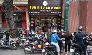 Bun rieu eatery 'upgrades' after Chinese customer criticized hygiene