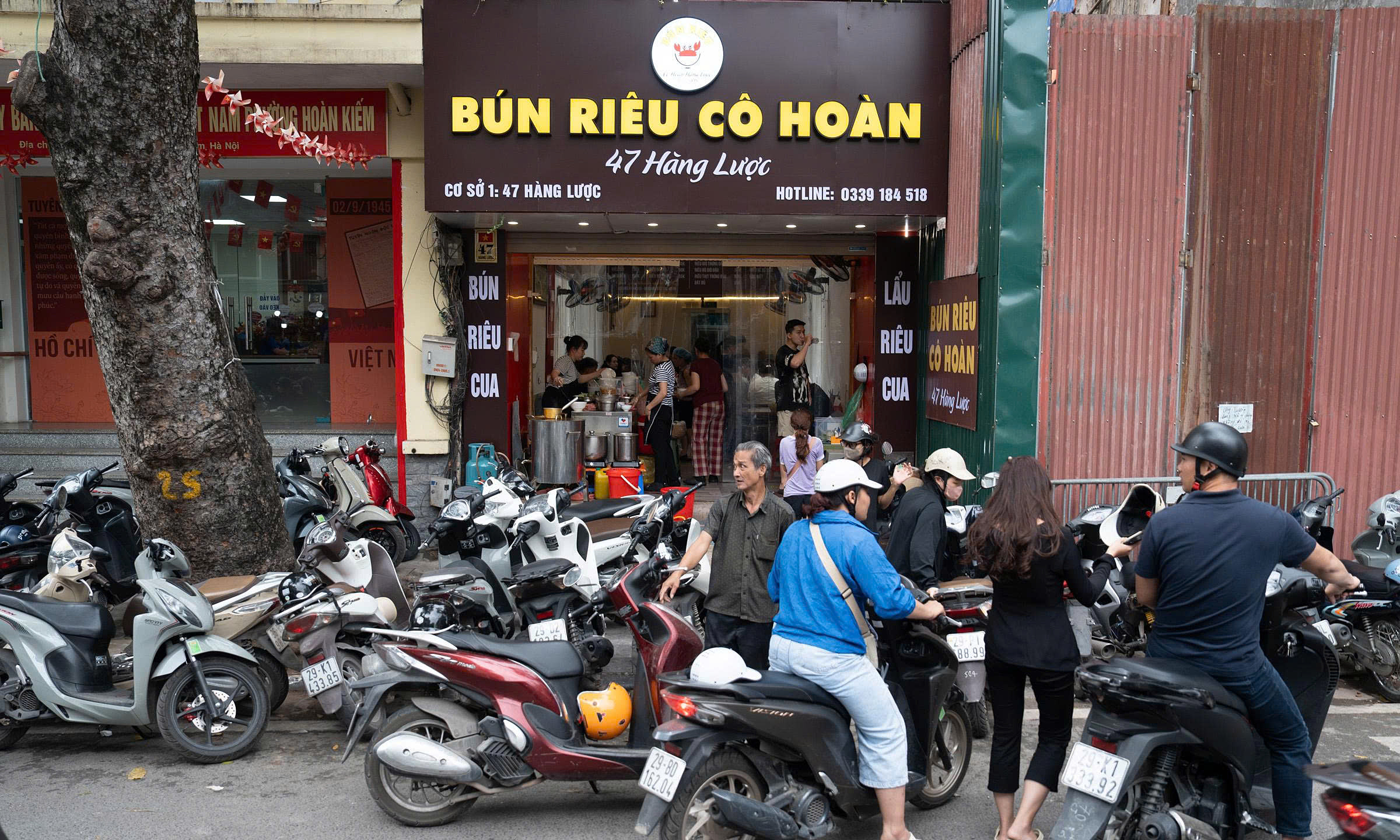 Bun rieu eatery 'upgrades' after Chinese customer criticized hygiene