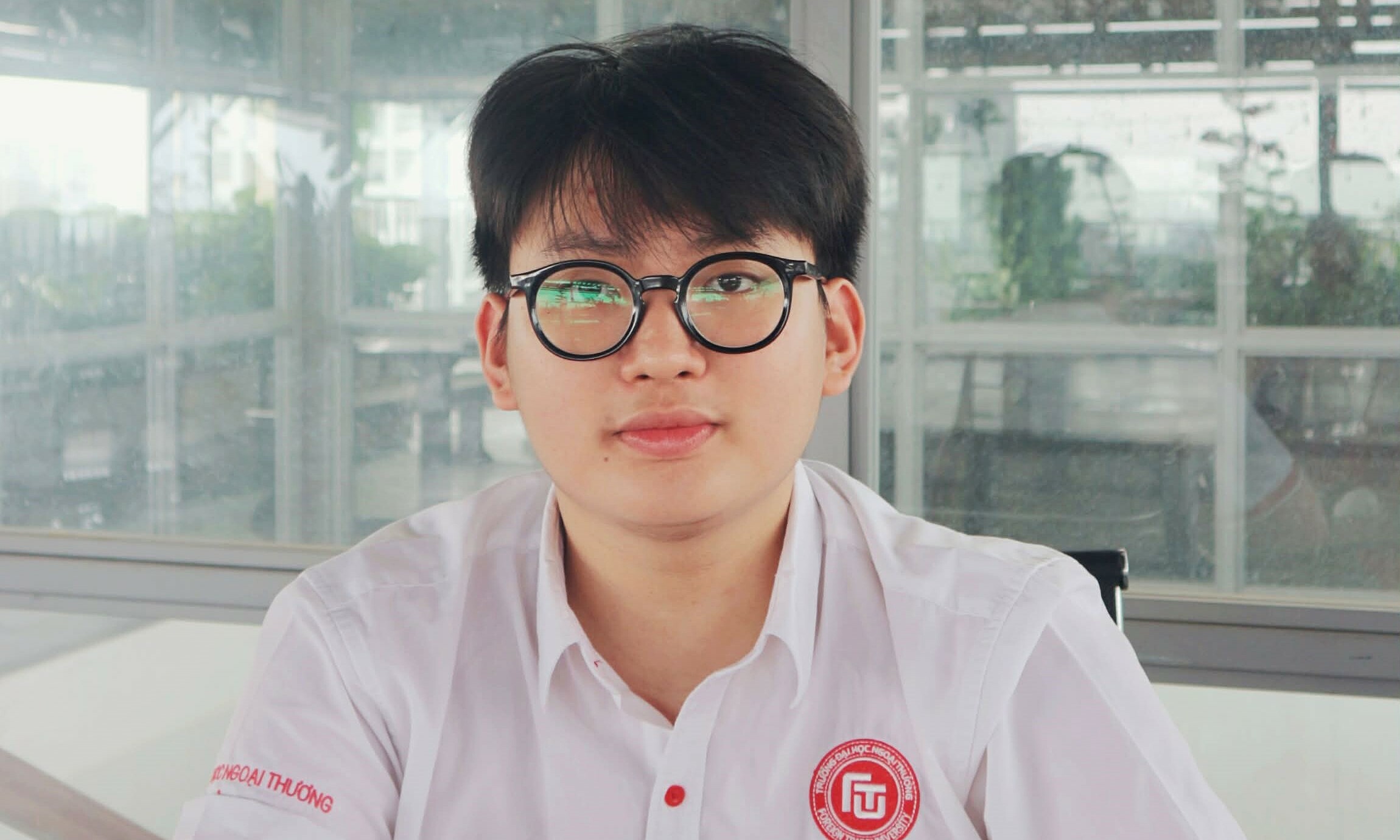 Foreign trade valedictorian achieves perfect 4.0 in all subjects