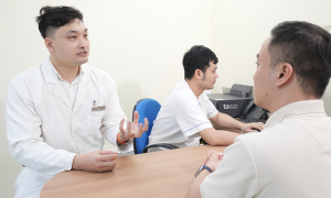 Is a sore throat and difficulty swallowing a sign of pharyngitis?