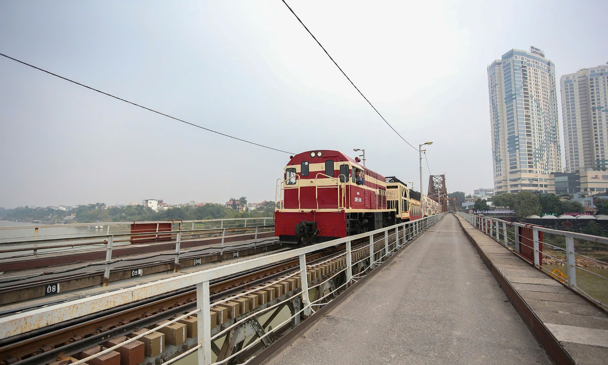Motorbikes, bicycles banned from long bien bridge for two months