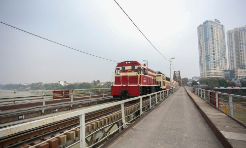 Motorbikes, bicycles banned from long bien bridge for two months