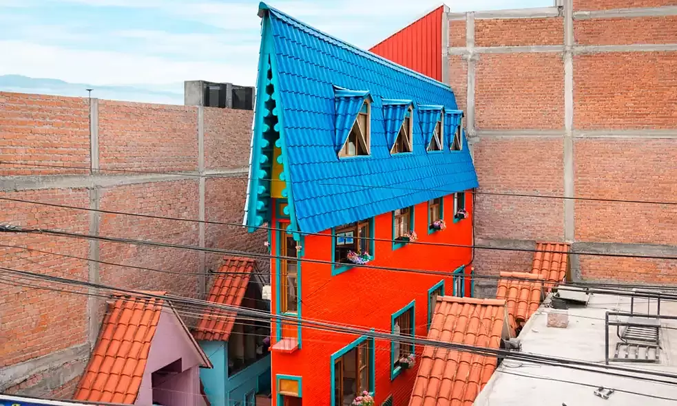 Life in a house with a 63 cm facade