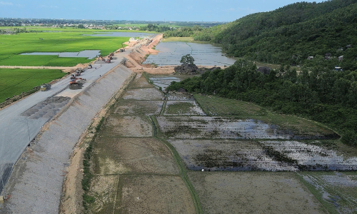 Rice fields next to Chi Thanh - Van Phong expressway inundated with oil