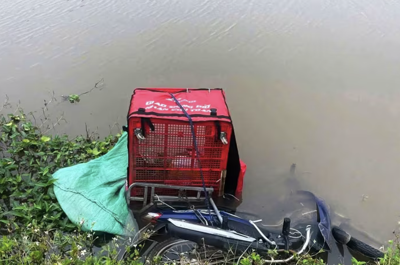 delivery driver found dead in roadside ditch