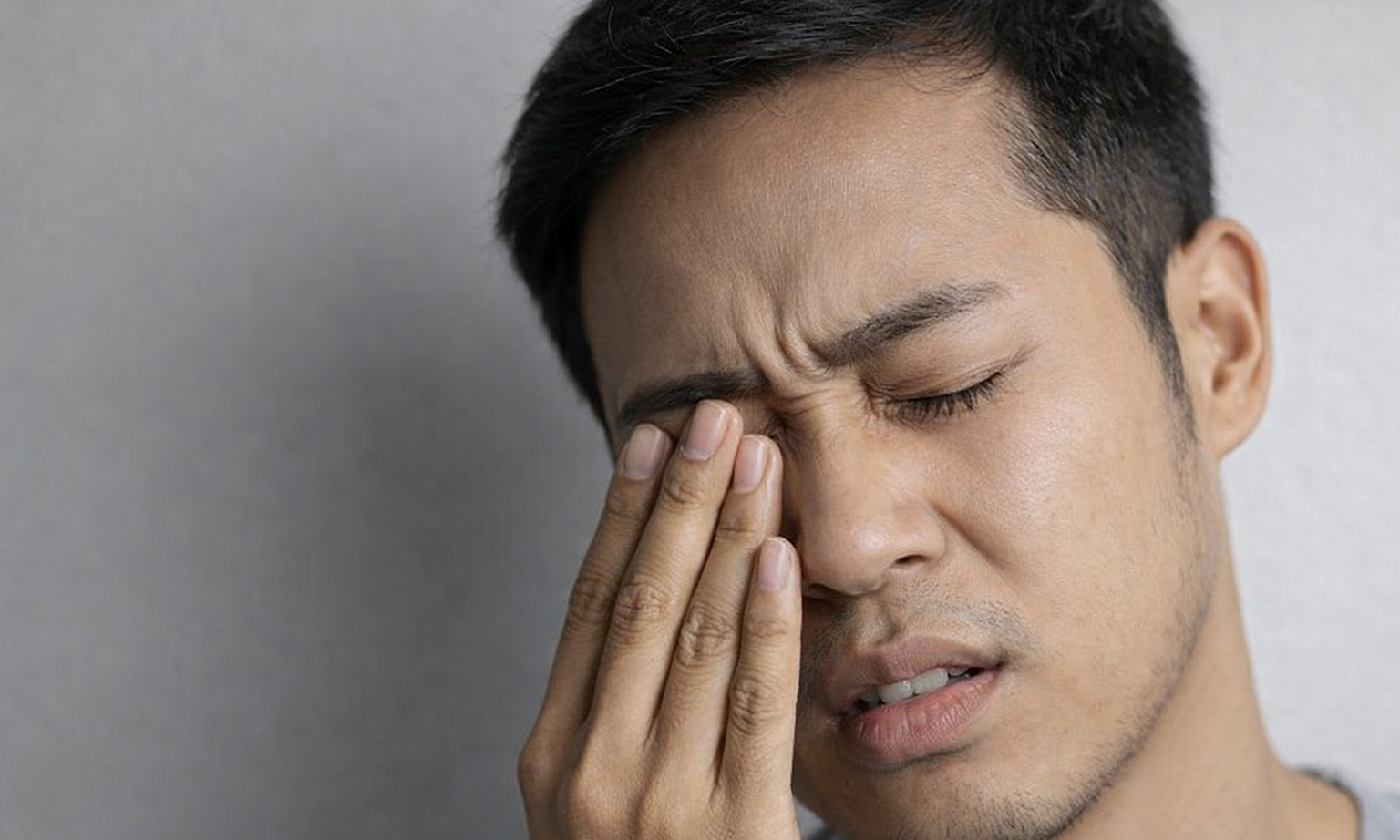 Causes of sharp eye pain