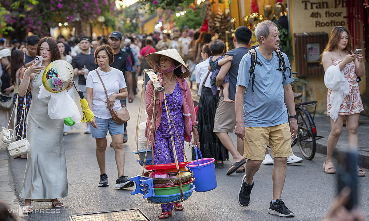 The challenge of street vendors and sidewalk order in Hoi An