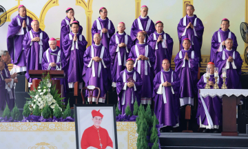500 priests celebrate funeral mass for cardinal Pham Minh Man