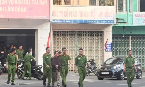 Dozens of police officers work at Lam Dong asset auction center