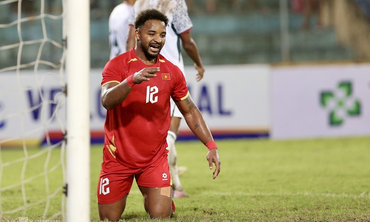Xuan Son talks to himself after missing a goal due to the pitch condition