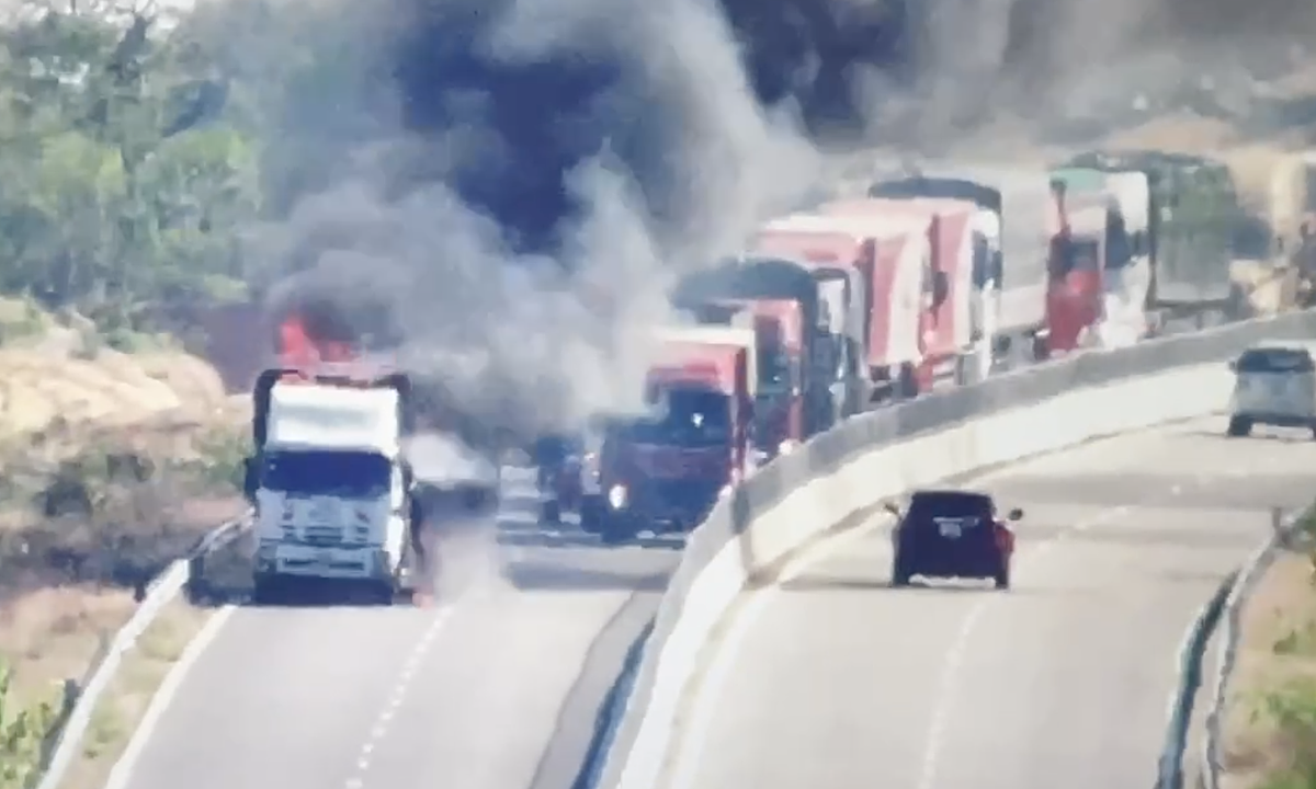 Truck fire on Cam Lam - Vinh Hao expressway causes prolonged congestion