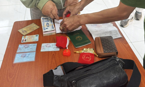 Woman recovers handbag with over 3 billion VND in assets left in taxi