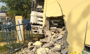 Tractor-trailer crashes into kindergarten wall