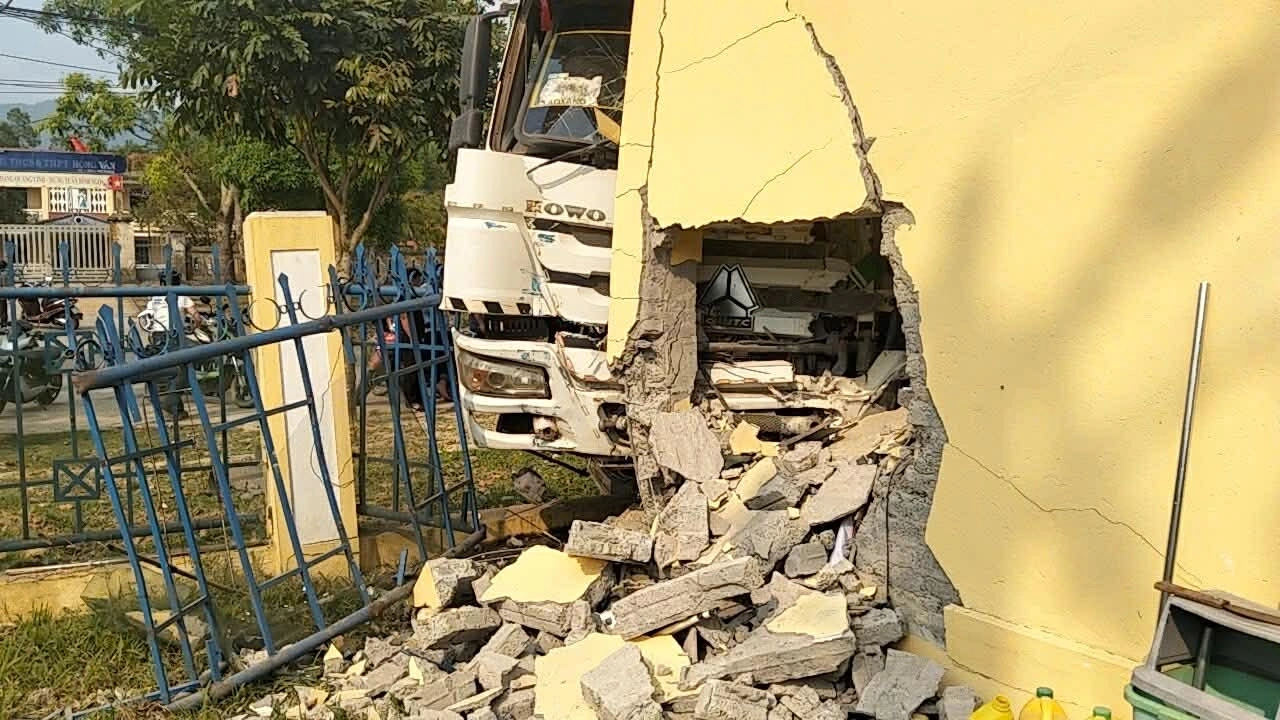 Tractor-trailer crashes into kindergarten wall