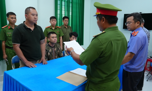 Group arrested for chasing, smashing automobile over 'misunderstanding'