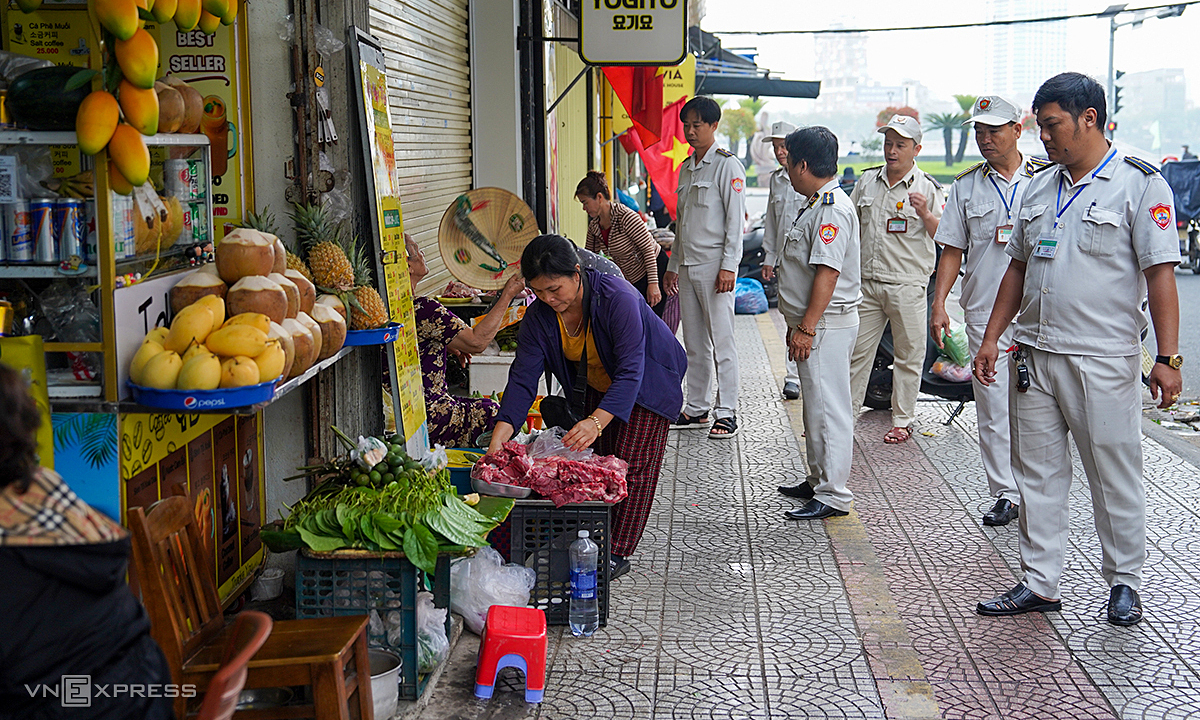 Da Nang re-establishes sidewalk order, 'cold penalties' to combat encroachment