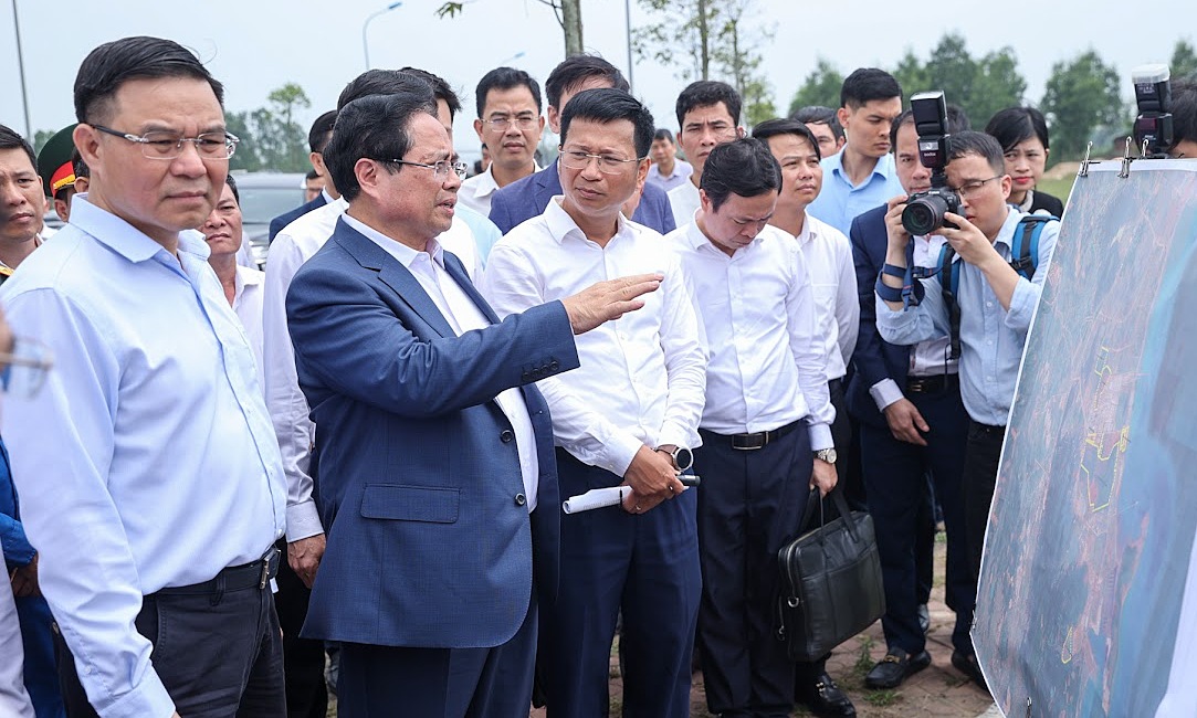 Prime minister surveys proposed site for national petroleum reserve