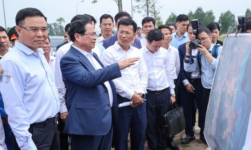 Prime minister surveys proposed site for national petroleum reserve