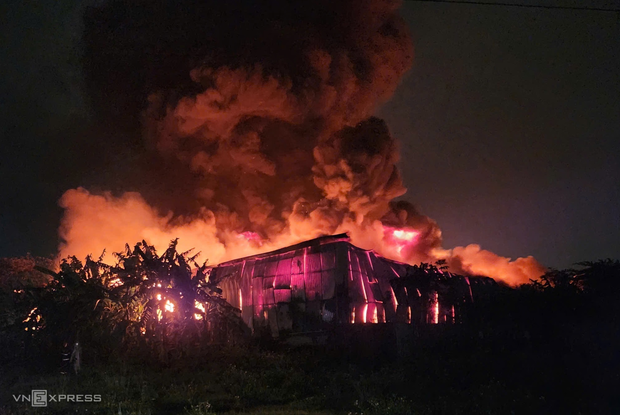 Over seven hours to extinguish a 6,000 square meter wood workshop fire in Hanoi