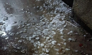 Hanoi experiences hail