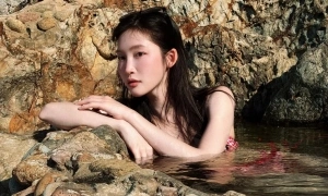 Juky San criticized for swimsuit photos at Gieng Tien