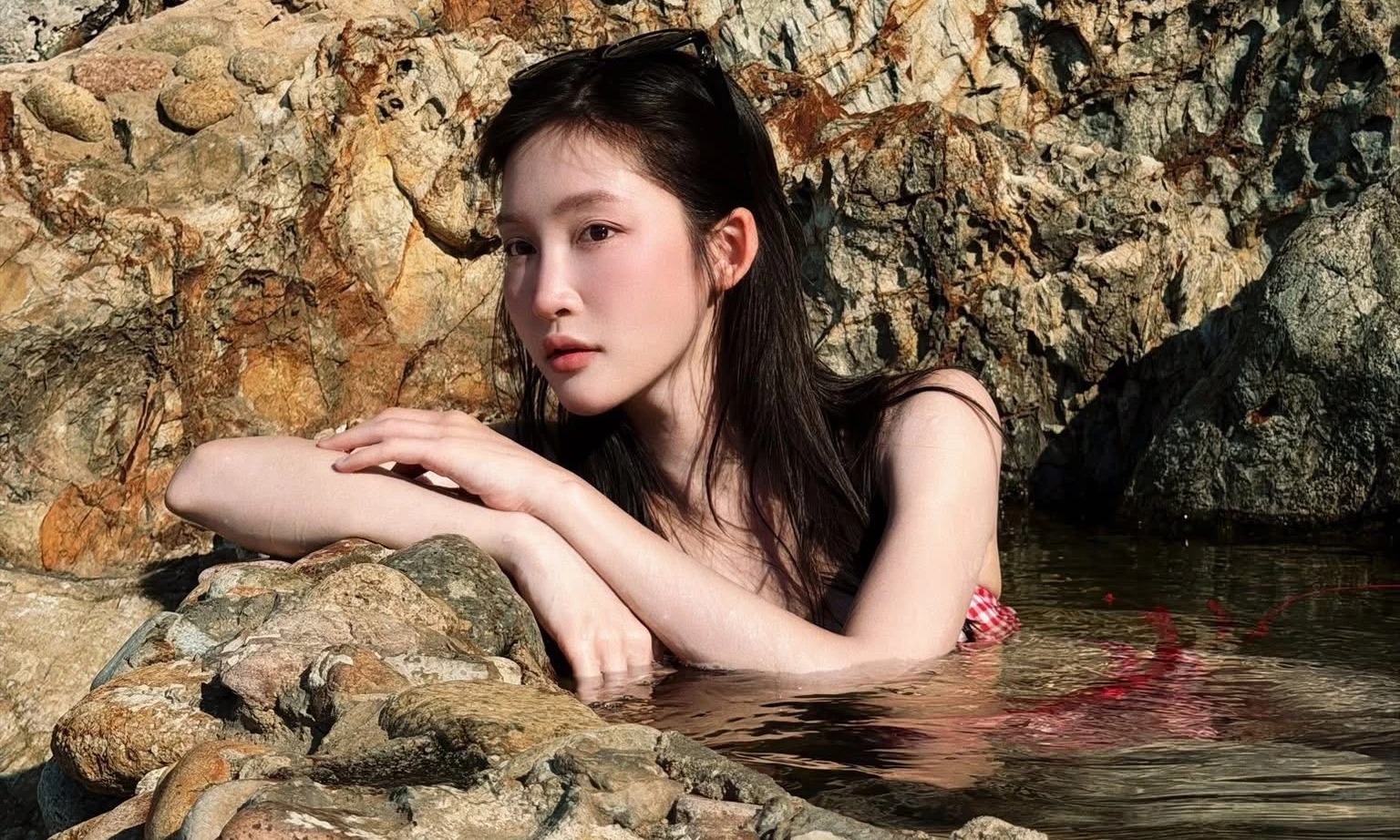 Juky San criticized for swimsuit photos at Gieng Tien