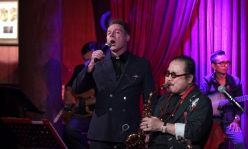 Foreigners "crazy" for Vietnamese love songs