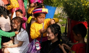 Debate over tourists giving money to children for photos in Ha Giang