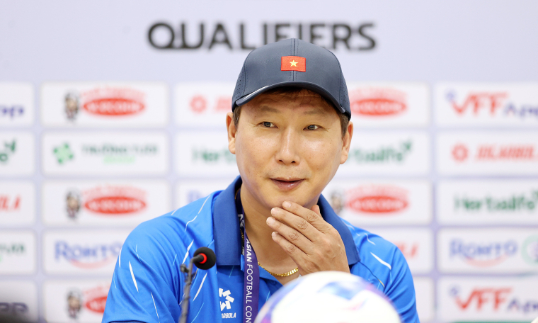 Coach Kim Sang-sik holds press conference ahead of Malaysia match