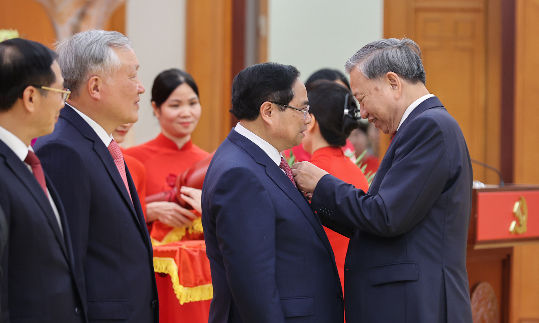 Prime Minister Pham Minh Chinh receives first-class military exploit order