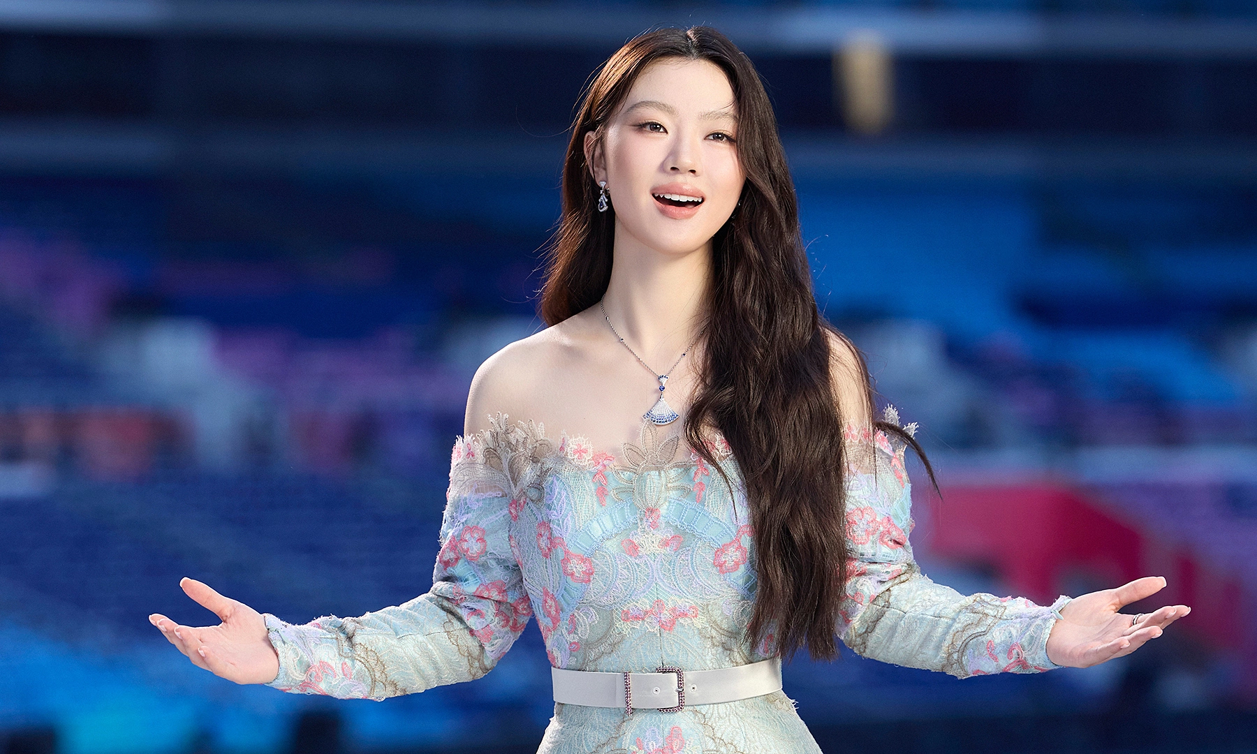 Singer dubbed 'Tieu Vuong Phi' criticized