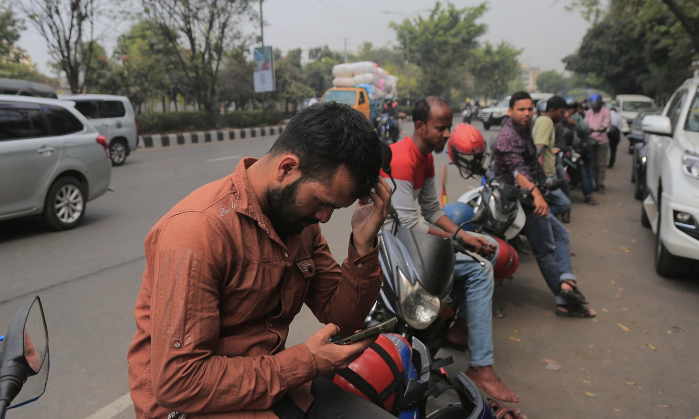 Bangladeshis endure long waits for fuel