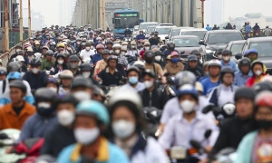 Residents struggle to cross Chuong Duong Bridge