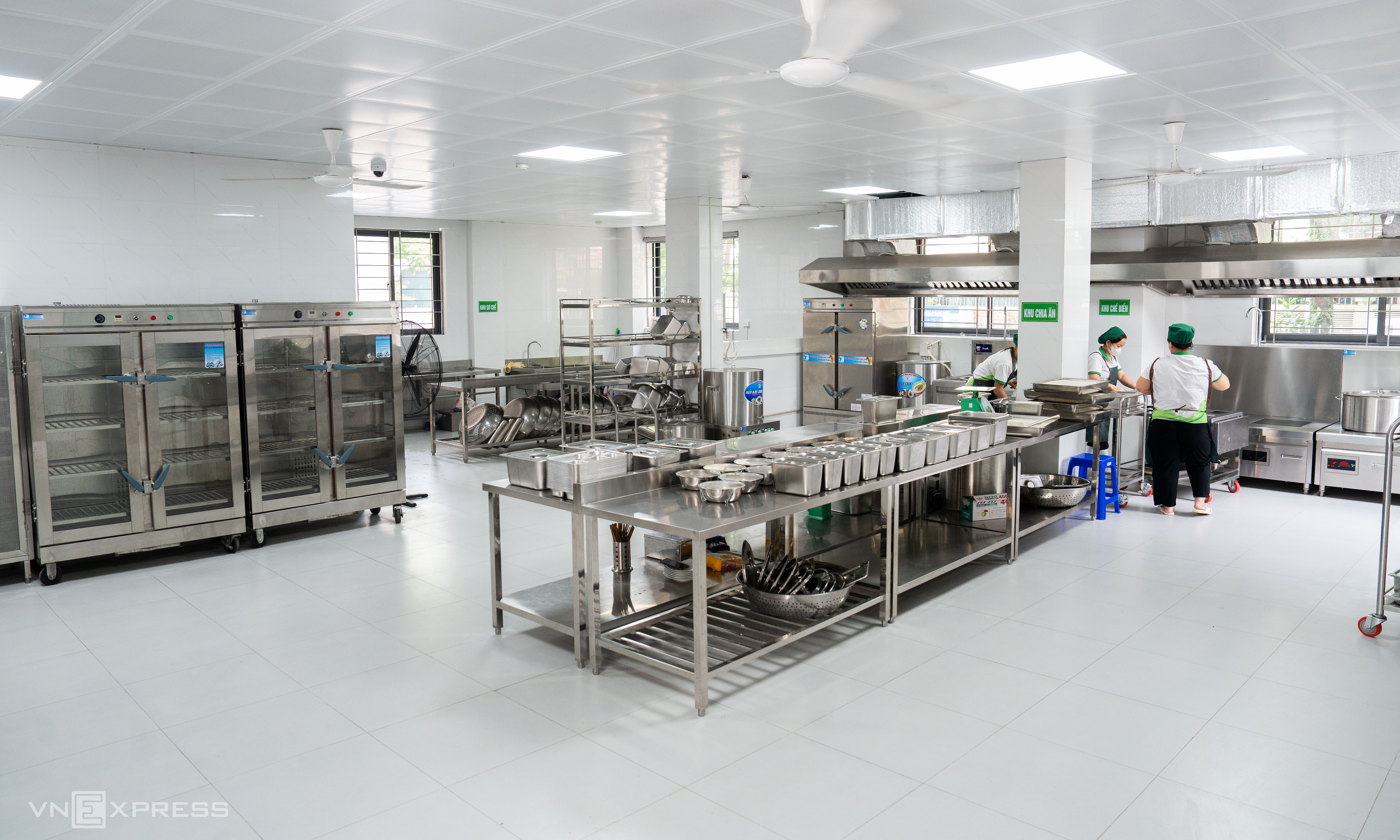 Over 2,900 Hanoi schools review semi-boarding food suppliers