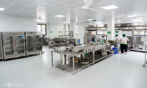 Over 2,900 Hanoi schools review semi-boarding food suppliers