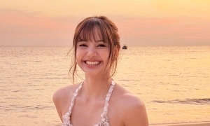 Lisa poses by the sea for her 29th birthday