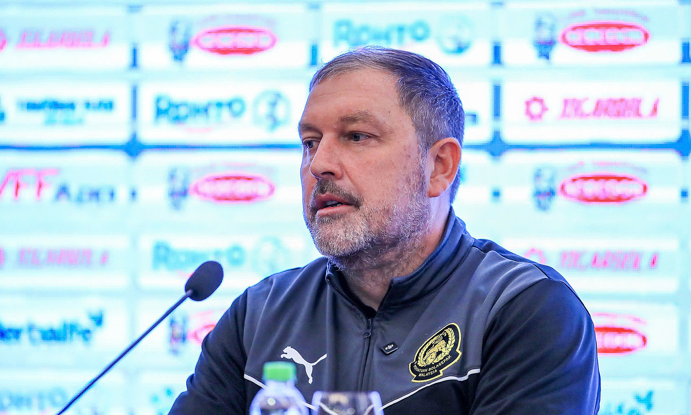 Malaysia coach holds press conference after loss to Vietnam