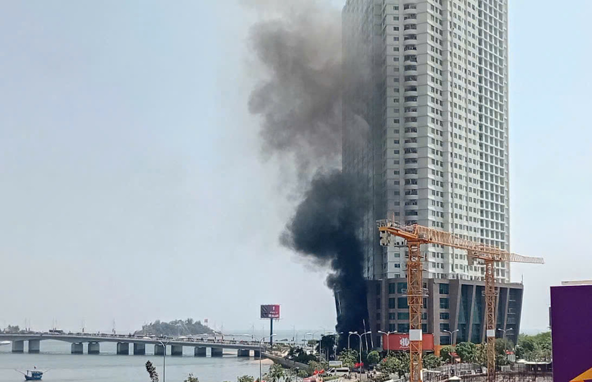 Smoke engulfs Nha Trang coastal hotel after passenger bus fire